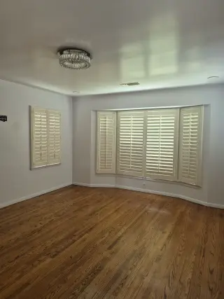 AMPLIO CUARTO DE RENTA PARA PAREJA O MUJER SOLA ( DOWNEY, CA )