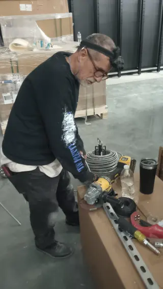 Busco trabajo de ayudante de electricista
