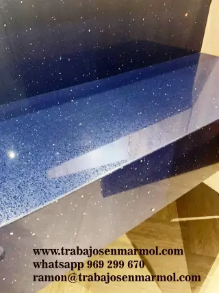 Cuarzo Azul Estelar en los tableros de los baños, cocinas, counters de atencion