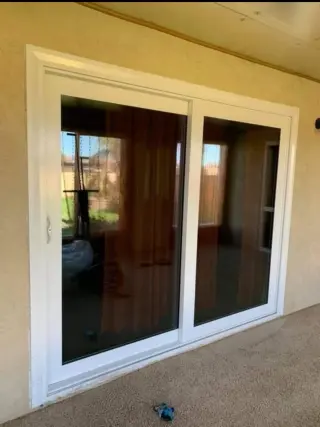 Broken Glas Windows and Doors/Vidrios/Ventanas