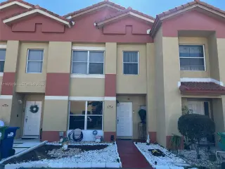 Hermoso Townhouse para la venta 2/2.5