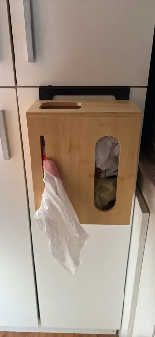 Modernas, cajas de madera para organizar bolsas de basura!