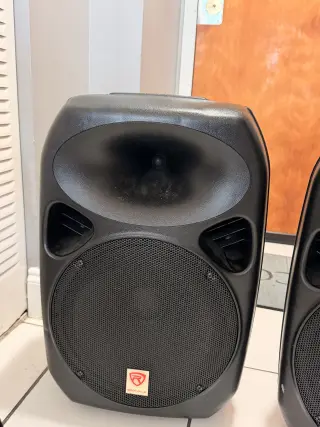 Altavoces portátil marca rockville precio $180