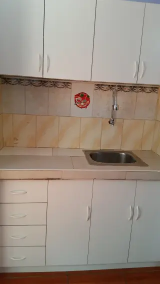 Se alquila minidepartamento semiamueblado en segundo piso en Covima La Molina