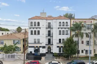 Luxury Studio in Prime Hollywood Location – Modern Living Steps from It All!