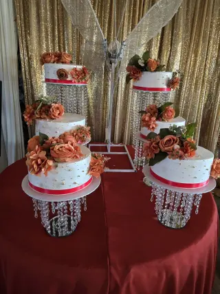 Exhibidor de Pasteles Elegante para Quinceañera