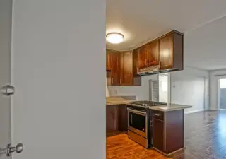 Edificio tranquilo ubicado cerca de tiendas y restaurantes en Santa Ana CA