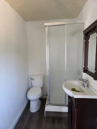 RENTO CUARTO AMPLIO CON BAÑO Y ENTRADA INDEPENDIENTE EN DOWNEY!!