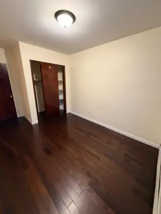 Apartamento de 3 habitaciones y 2 baños disponible en College Point!