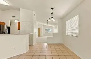 Bright & Sunny Home Ready to Move In