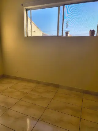 Se comparte cuarto amplio