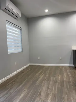 1 dormitorio y 1 baño en Sylmar