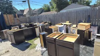 Sale of kitchen furniture with 8 cabinets.