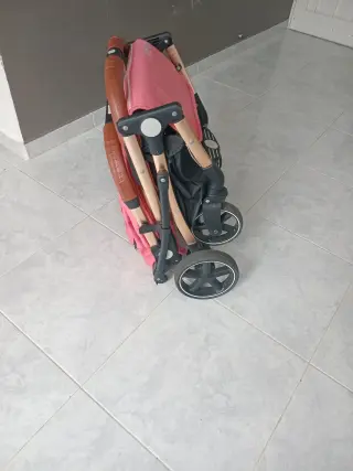 Carriola Elegante y Funcional con Bolsa de Pañales
