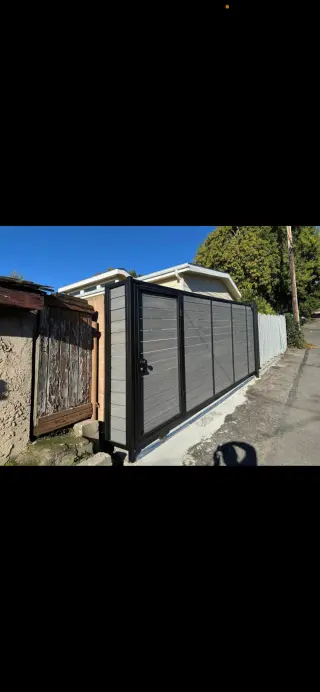 Elegante Puerta de Madera y Metal en Venta