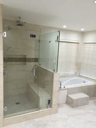 Renovación de Baño Moderno con Ducha de Vidrio