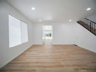 Bienvenido a esta residencia de dos plantas bellamente renovada.