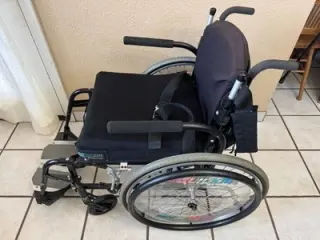 Silla de ruedas para personas de la tercera edad