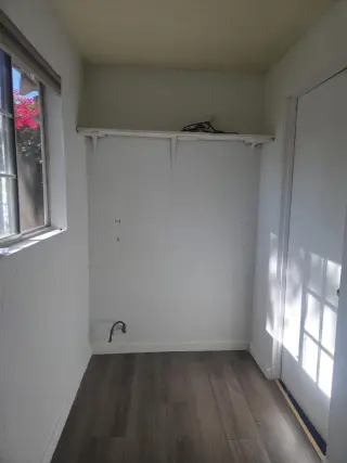 RENTO CUARTO AMPLIO CON BAÑO Y ENTRADA INDEPENDIENTE EN DOWNEY!!