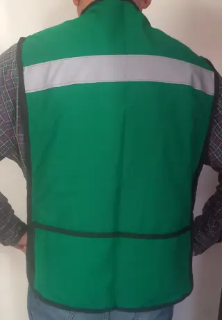 Chaleco estílo Brigadista en varios colores, ajustable a toda talla.