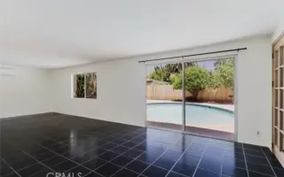 Casa de 3 habitaciones y 2 baños con piscina en una tranquila