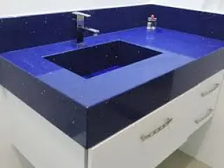 Cuarzo Azul Estelar en los tableros de los baños, cocinas, counters de atencion