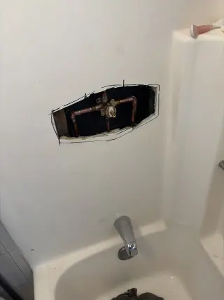 Servicio de Reparación de Plomería en Baño