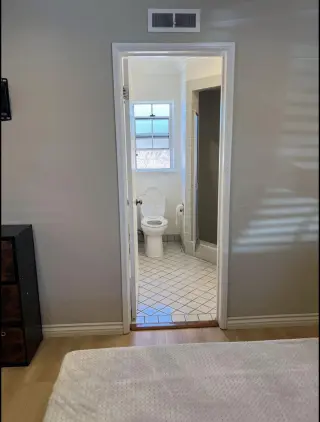 Se renta cuartos con baños privado