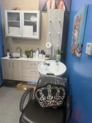 Espacio de Salón de Belleza Elegante en Renta