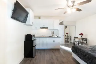 Estudio Amueblado en W 3rd St $1,295 - Westlake