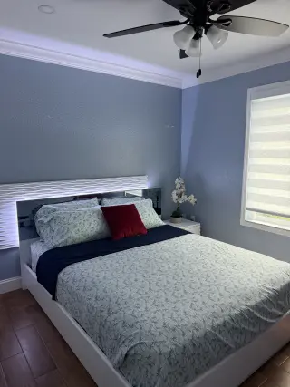 Bonito cuarto en casa de familia