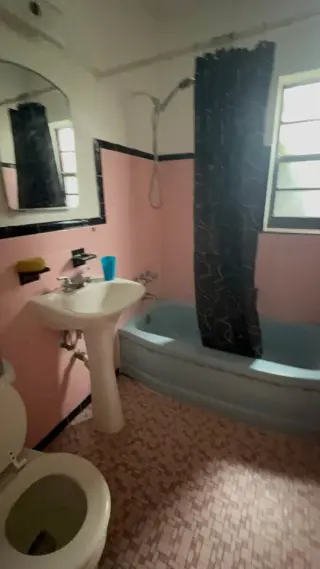 Habitación para UNA SOLA PERSONA**, con baño compartido y mini fregadero