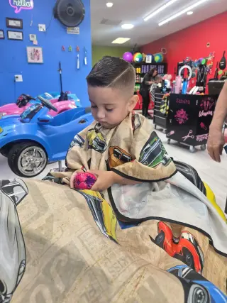 Urge Barberos O ESTILISTAS