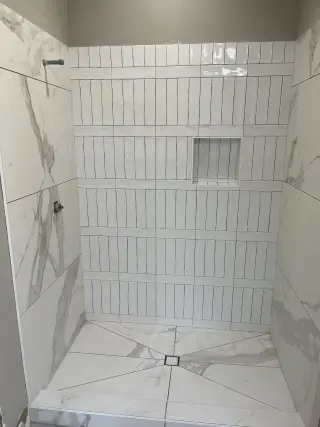 Renovación de Baño Moderno con Características Elegantes