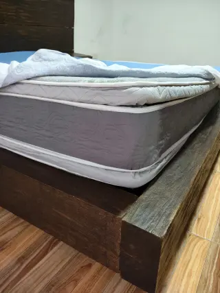 Hermosa sala en cuero y cama de madera roble