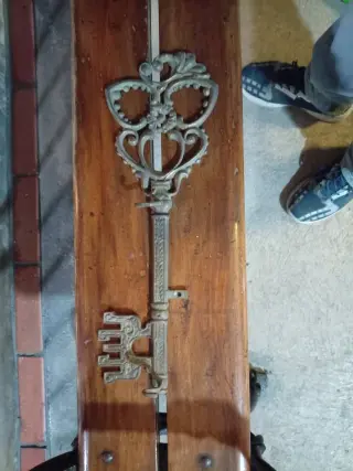 LLAVE DECORATIVA DE BRONCE PARA PARED