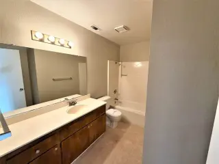 3 dormitorios, 2 baños, listo para habitar.