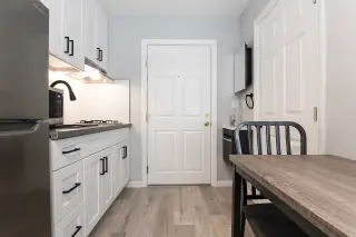 Estudio Amueblado en Cordova St $1,146 - Servicios Incluidos