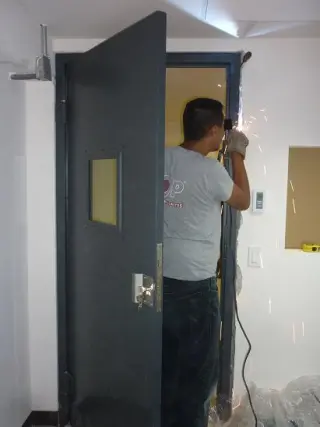 FBRICACION DE PUERTAS Y VENTANAS BLINDADAS