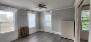 Depto 1 rec remodelado en Pomona CA bano nuevo pisos de madera pulidos