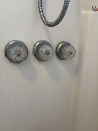 Servicio de Reparación de Plomería en Baño