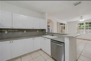 con 3 dormitorios y 2 baños, techos altos, arcos