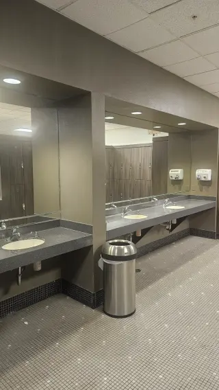 (Janitor) TRABAJA EN LA FITNESS Y ENTRENA GRATIS! (Part-Time) Limpieza