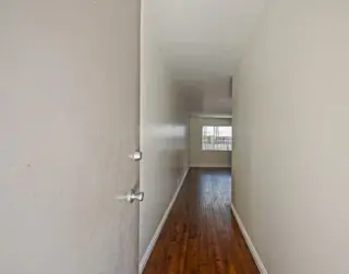 Este espacioso apartamento en Walnut CA cuenta con un dormitorio y un baño.