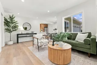 🏡 FOR RENT – 10216 Owensmouth Avenue, Chatsworth