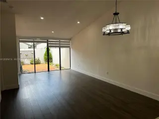 Se Renta Townhouse de una sola planta.