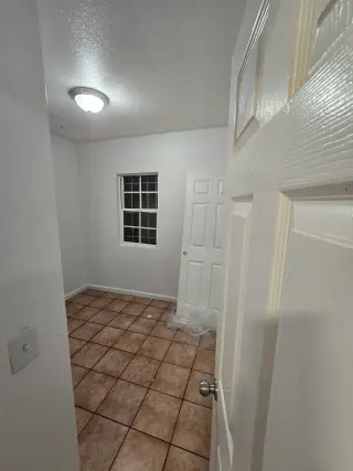 Casa De renta 2 cuartos 1 baño billes incluidos