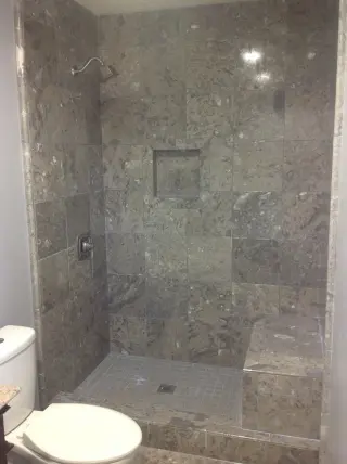Renovación de Baño Moderno con Ducha de Vidrio