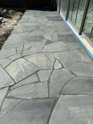 Trabajos de piedra: muros de retención, paredes y driveways decorados al gusto.