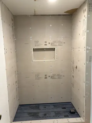 Renovación de Baño Moderno con Características Elegantes